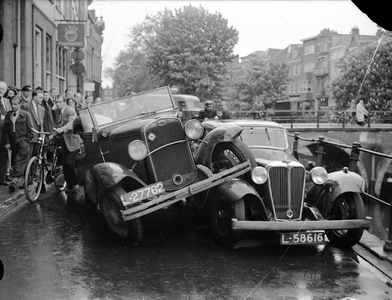 816660 Afbeelding van een aanrijding tussen twee auto's op de Oudegracht te Utrecht, ter hoogte van de Jacobibrug.N.B. ...